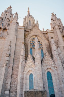 Barcelona 'daki Tibidabo kilisesinde İsa' nın heykeli şehri gözetliyor.