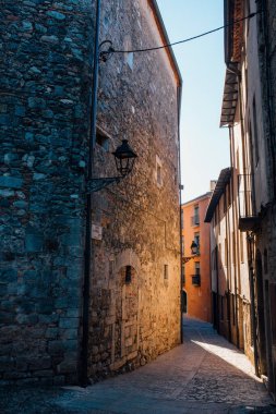 Ortaçağ Girona sokakları. Girona 'da taş duvarlı ortaçağ sokağı.
