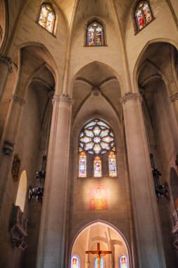 Barcelona 'daki Tibidabo kilisesinde İsa' nın heykeli şehri gözetliyor.