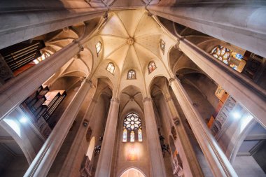 Barcelona 'daki Tibidabo kilisesinde İsa' nın heykeli şehri gözetliyor.