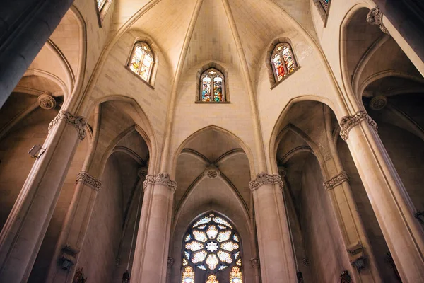 Barcelona 'daki Tibidabo kilisesinde İsa' nın heykeli şehri gözetliyor.