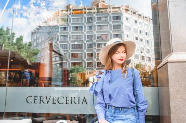 Barselona İspanya 'nın koridorlarında tek başına gezen bir kız keşfetmek için tek başına