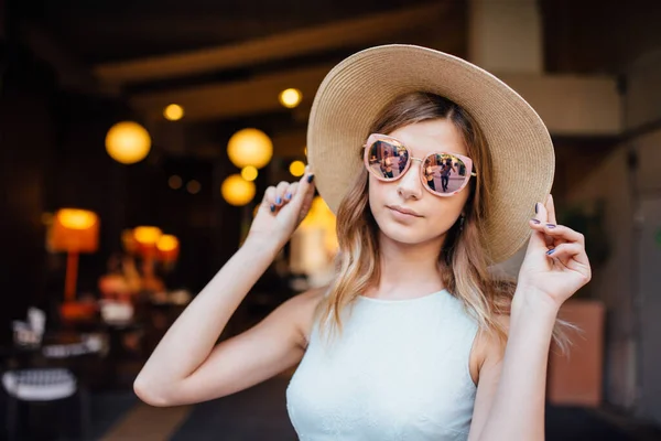 Uma Jovem Vestido Azul Caminha Pela Cidade Barcelona Dia Verão — Fotografia de Stock