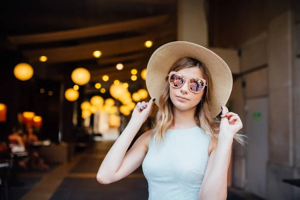 Uma Jovem Vestido Azul Caminha Pela Cidade Barcelona Dia Verão — Fotografia de Stock