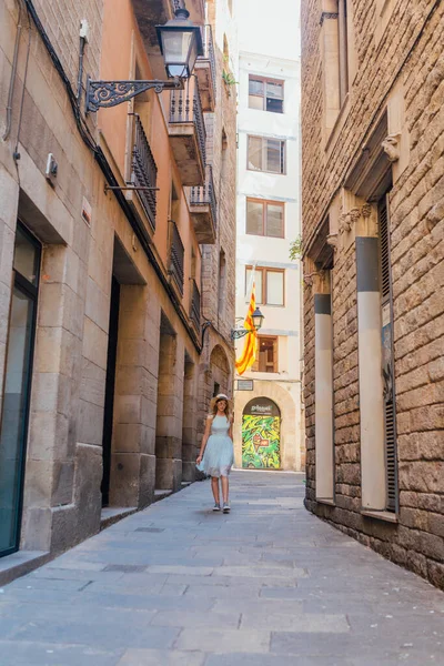 Uma Jovem Vestido Azul Caminha Pela Cidade Barcelona Dia Verão — Fotografia de Stock