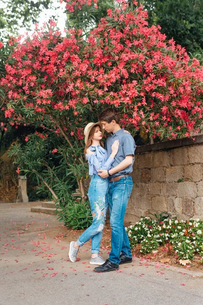 Una Pareja Enamorada Sobre Fondo Flores Moradas Durante Paseo Por — Foto de Stock