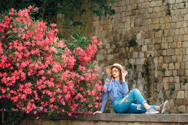 Una Giovane Donna Uno Sfondo Fiori Viola Una Ragazza Sorride — Foto Stock