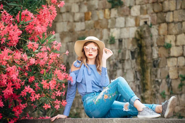 Menina Lado Dos Arbustos Com Flores Chapéu Uma Jaqueta Elegante — Fotografia de Stock