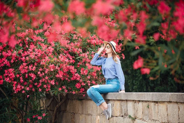 Młoda Kobieta Tle Fioletowych Kwiatów Dziewczyna Uśmiecha Się Obok Drzewa — Zdjęcie stockowe