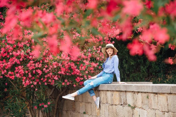 Ragazza Accanto Cespugli Con Fiori Cappello Una Giacca Alla Moda — Foto Stock