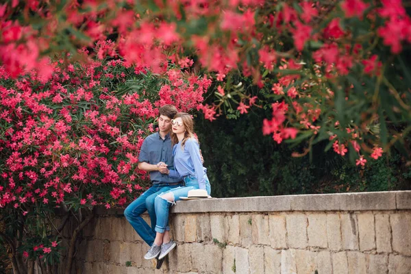 Couple Amoureux Sur Fond Fleurs Violettes Lors Une Promenade Barcelone — Photo