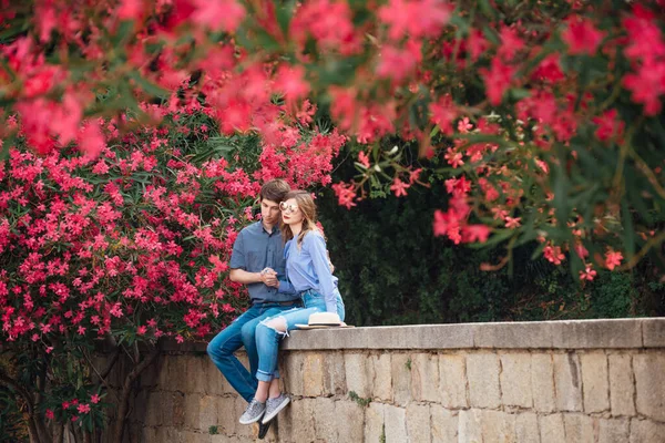 Una Coppia Innamorata Uno Sfondo Fiori Viola Durante Una Passeggiata — Foto Stock