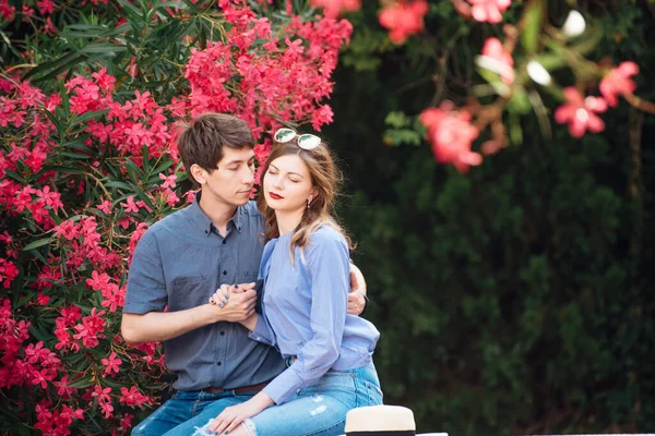 Ein Verliebtes Paar Vor Einem Hintergrund Lila Blumen Bei Einem — Stockfoto