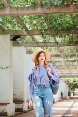 Barselona İspanya 'nın koridorlarında tek başına gezen bir kız keşfetmek için tek başına