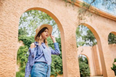 Barselona İspanya 'nın koridorlarında tek başına gezen bir kız keşfetmek için tek başına