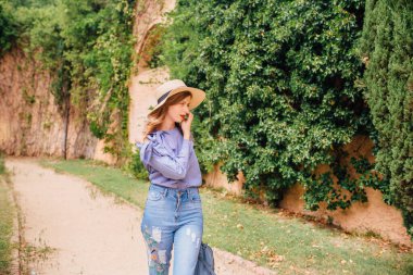 Barselona İspanya 'nın koridorlarında tek başına gezen bir kız keşfetmek için tek başına