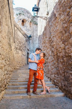 Kırmızı elbiseli bir kız güneşli bir günde Girona İspanya 'da yürür.
