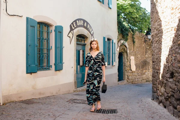 Girl Straw Hat Dress Walks Carcassonne Sunny Day — Stock Photo, Image