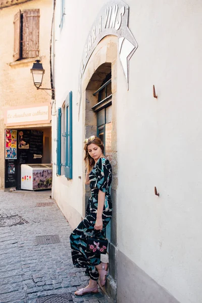 Una Chica Con Sombrero Paja Vestido Camina Carcasona Día Soleado — Foto de Stock