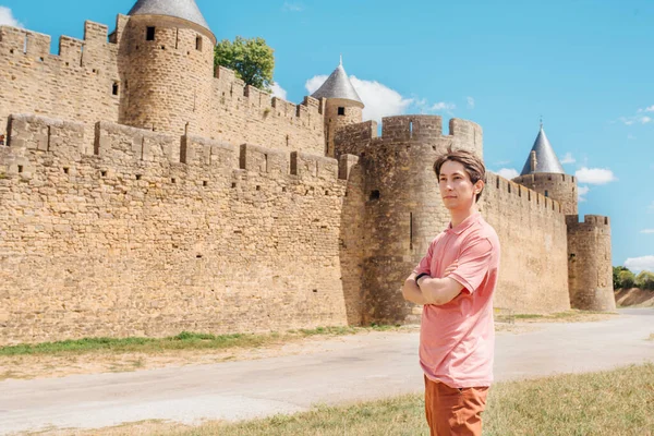 Joven Encuentra Muralla Fortaleza Ciudad Medieval Carcasona Francia Día Soleado —  Fotos de Stock