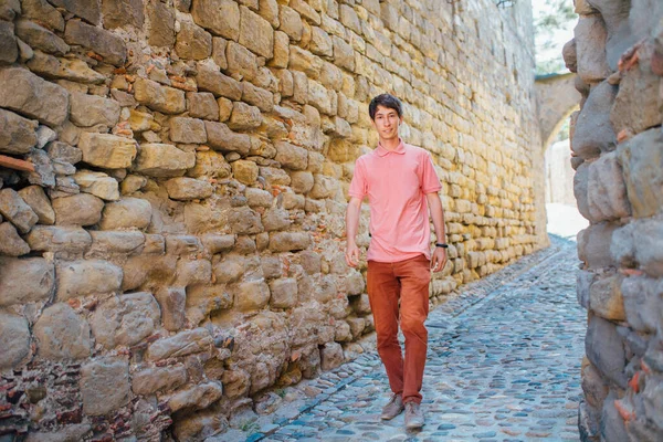 Seorang Pemuda Berdiri Menghadap Dinding Sebuah Jalan Kota Abad Pertengahan — Stok Foto