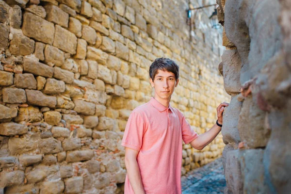 Giovane Uomo Erge Contro Muro Una Strada Nella Città Medievale — Foto Stock