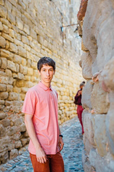 Joven Levanta Contra Una Pared Una Calle Ciudad Medieval Carcasona —  Fotos de Stock