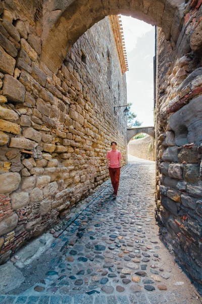 Joven Corre Contra Una Pared Una Calle Ciudad Medieval Carcasona —  Fotos de Stock