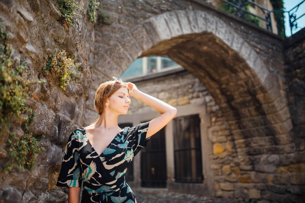 Girl Straw Hat Dress Walks Carcassonne Sunny Day — Stock Photo, Image