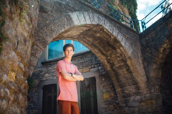 Młody Człowiek Stoi Pod Murem Ulicy Średniowiecznym Mieście Carcassonne Francji — Zdjęcie stockowe