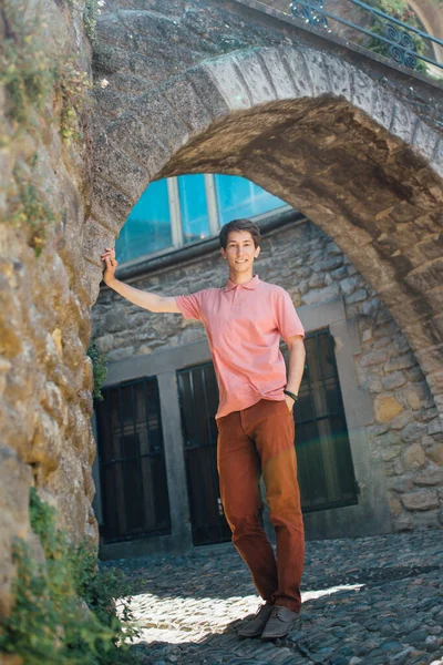 Egy Fiatalember Áll Falnak Egy Utcában Carcassonne Középkori Városában Franciaországban — Stock Fotó