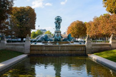 Paris 'teki Lüksemburg bahçeleri, Sonbaharda güneşli bir günde gözlemevi çeşmesi.