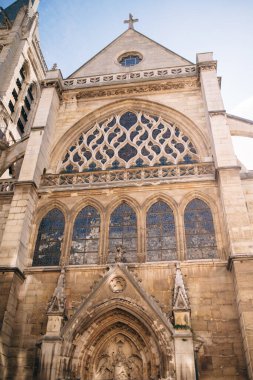 Güneşli bir günde Paris 'teki Saint-Severin Ortaçağ Kilisesi' nin cephesi
