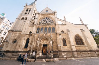 Güneşli bir günde Paris 'teki Saint-Severin Ortaçağ Kilisesi' nin cephesi