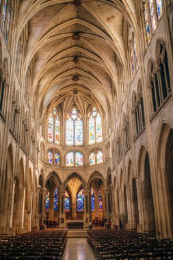Paris, öğleden sonra Saint-Severin Kilisesi 'nin renkli camlı pencereleri.