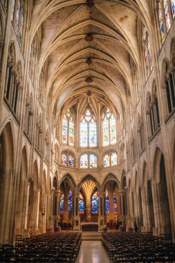 Paris, öğleden sonra Saint-Severin Kilisesi 'nin renkli camlı pencereleri.