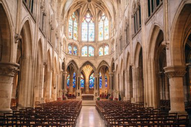 Paris, öğleden sonra Saint-Severin Kilisesi 'nin renkli camlı pencereleri.