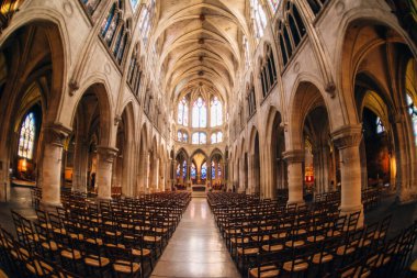 Paris, öğleden sonra Saint-Severin Kilisesi 'nin renkli camlı pencereleri.