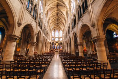 Paris, öğleden sonra Saint-Severin Kilisesi 'nin renkli camlı pencereleri.