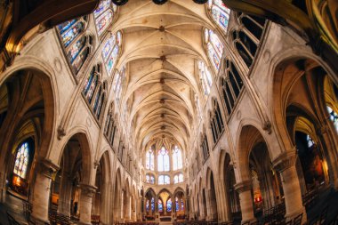 Paris, öğleden sonra Saint-Severin Kilisesi 'nin renkli camlı pencereleri.