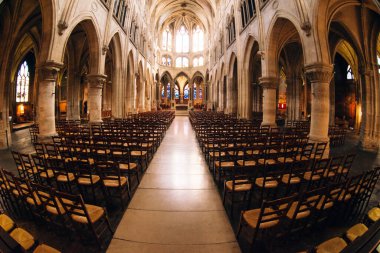 Paris, öğleden sonra Saint-Severin Kilisesi 'nin renkli camlı pencereleri.