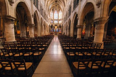Paris, öğleden sonra Saint-Severin Kilisesi 'nin renkli camlı pencereleri.