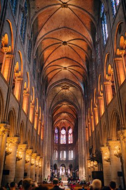 Paris, Fransa 'nın ünlü iç mekanı Notre-Dame Katedrali. UNESCO 'nun Dünya Mirası Bölgesi. Fotoğraf 2017, yangından önce.