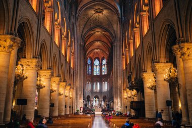 Paris, Fransa 'nın ünlü iç mekanı Notre-Dame Katedrali. UNESCO 'nun Dünya Mirası Bölgesi. Fotoğraf 2017, yangından önce.