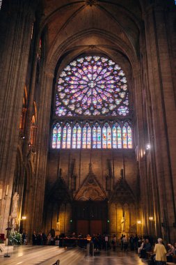 Paris, Fransa 'nın ünlü iç mekanı Notre-Dame Katedrali. UNESCO 'nun Dünya Mirası Bölgesi. Fotoğraf 2017, yangından önce.