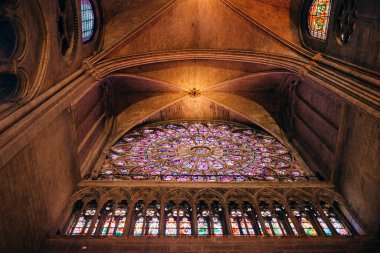 Paris, Fransa 'nın ünlü iç mekanı Notre-Dame Katedrali. UNESCO 'nun Dünya Mirası Bölgesi. Fotoğraf 2017, yangından önce.