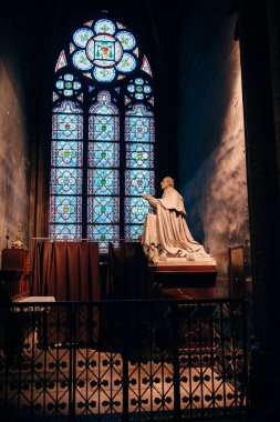 Paris, Fransa 'nın ünlü iç mekanı Notre-Dame Katedrali. UNESCO 'nun Dünya Mirası Bölgesi. Fotoğraf 2017, yangından önce.