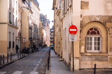 Güneşli bir sonbahar gününde Paris 'te bir sokak
