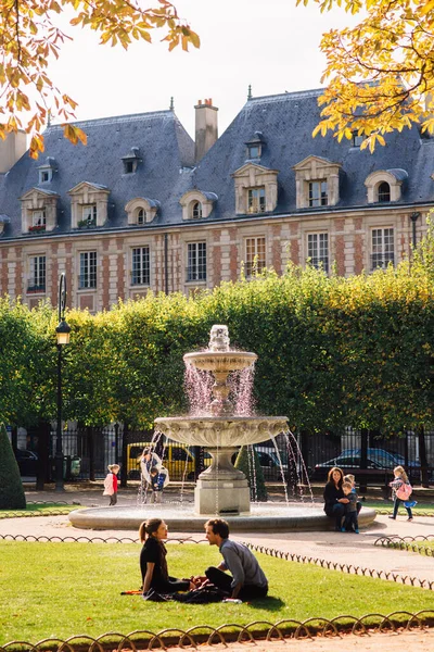 Place des Vosges 'deki tipik bina Place Royale olarak bilinir - Marais bölgesinde Paris' in en eski planlanmış meydanı. IV. Henri tarafından 1605 'ten 1612' ye kadar inşa edilen yer. Paris, Fransa.