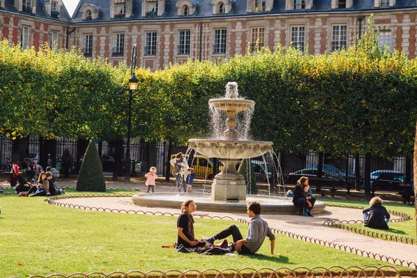 Place des Vosges 'deki tipik bina Place Royale olarak bilinir - Marais bölgesinde Paris' in en eski planlanmış meydanı. IV. Henri tarafından 1605 'ten 1612' ye kadar inşa edilen yer. Paris, Fransa.